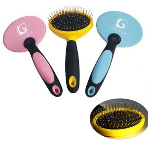 This Pet grooming brush with TPE and PP handle can give you comfortable grip. Its antistatic soft nylon pins allow efficient hair grooming.
